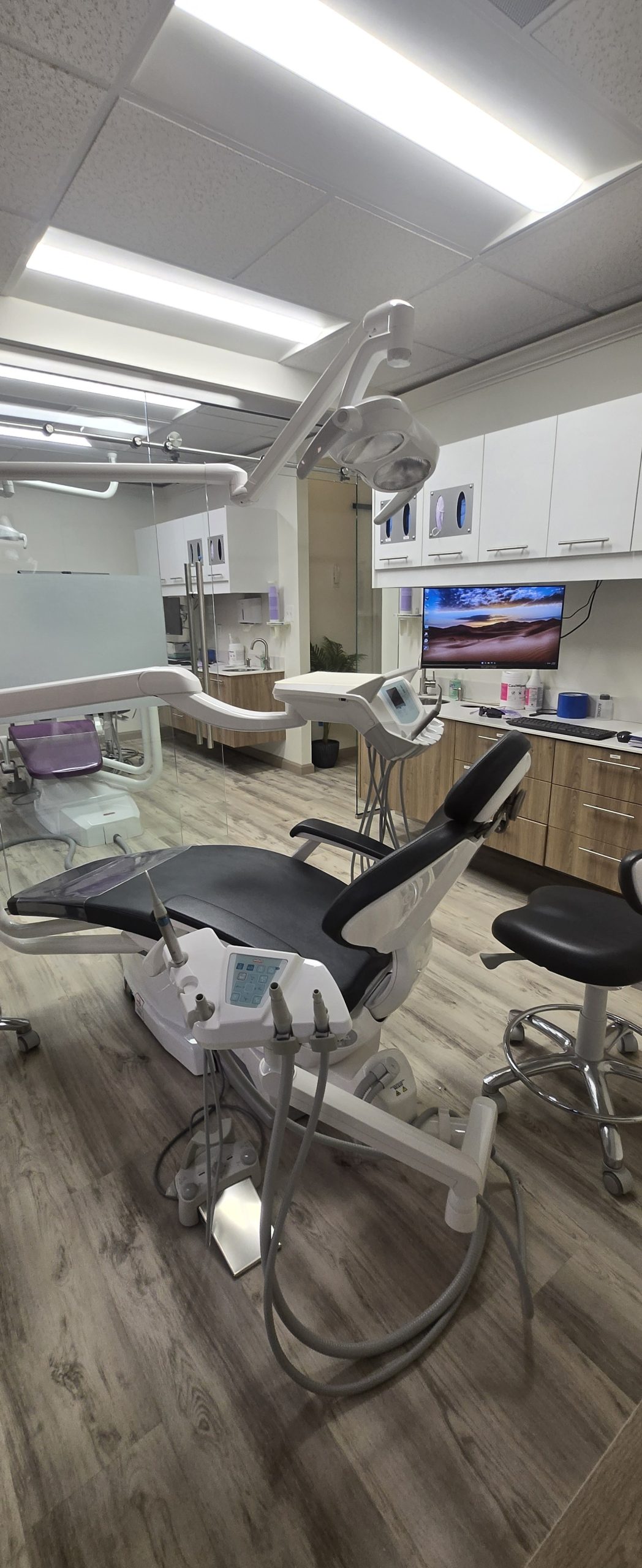Modern dental clinic room with advanced equipment and a comfortable patient chair.